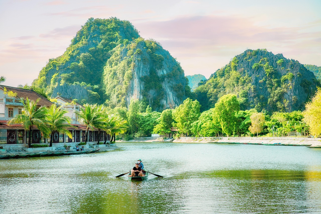 5° giorno: NINH BINH - TAM COC - ESCURSIONE IN BARCA - HANOI
